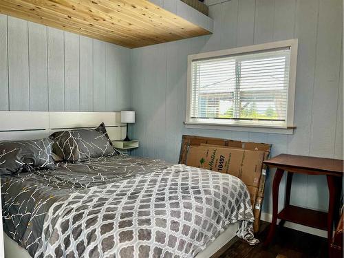 197A-10046 Township Road 422, Rural Ponoka County, AB - Indoor Photo Showing Bedroom