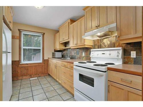 26 Sunnyside Drive, Rural Ponoka County, AB - Indoor Photo Showing Kitchen