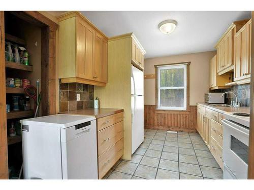 26 Sunnyside Drive, Rural Ponoka County, AB - Indoor Photo Showing Kitchen