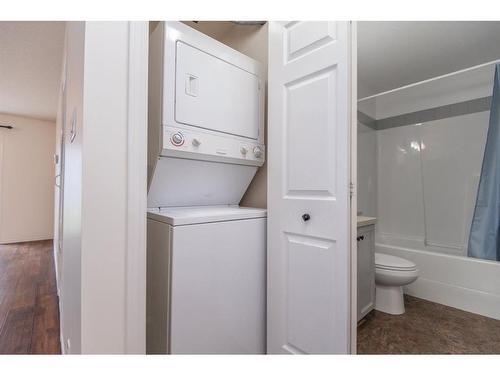 1202-5220 50A Avenue, Sylvan Lake, AB - Indoor Photo Showing Laundry Room