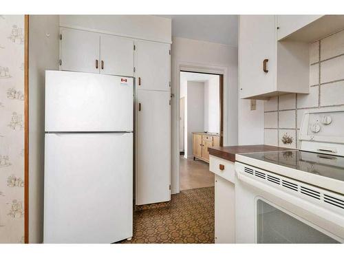 5874 70 Street Drive, Red Deer, AB - Indoor Photo Showing Kitchen