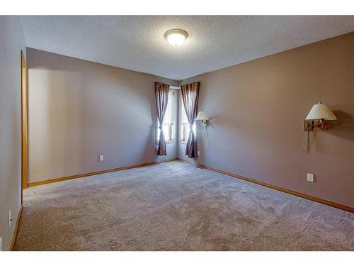 155 Ellenwood Drive, Red Deer, AB - Indoor Photo Showing Other Room