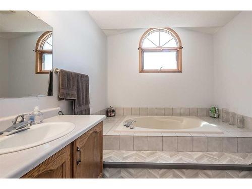 45 Gilbert Crescent, Red Deer, AB - Indoor Photo Showing Bathroom