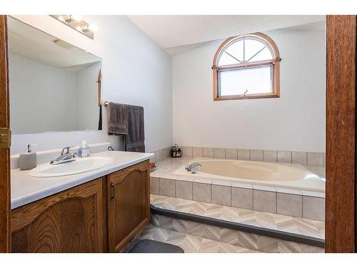 45 Gilbert Crescent, Red Deer, AB - Indoor Photo Showing Bathroom