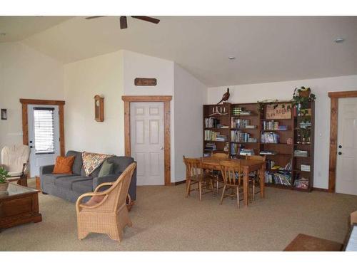 608 Rogers Avenue, Picture Butte, AB - Indoor Photo Showing Living Room