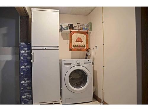 608 Rogers Avenue, Picture Butte, AB - Indoor Photo Showing Laundry Room