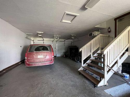 608 Rogers Avenue, Picture Butte, AB - Indoor Photo Showing Garage