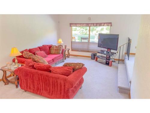 141 28319 Twp Rd 384, Red Deer County, Rural Red Deer County, AB - Indoor Photo Showing Living Room