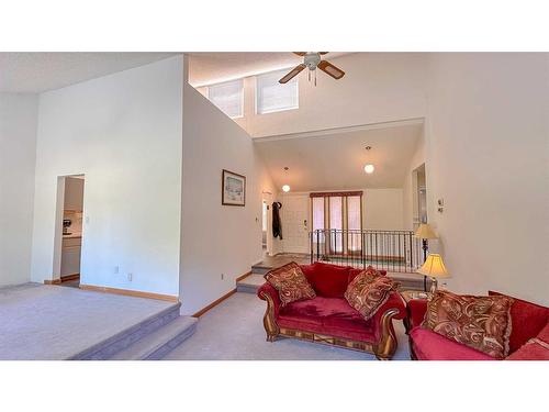 141 28319 Twp Rd 384, Red Deer County, Rural Red Deer County, AB - Indoor Photo Showing Living Room