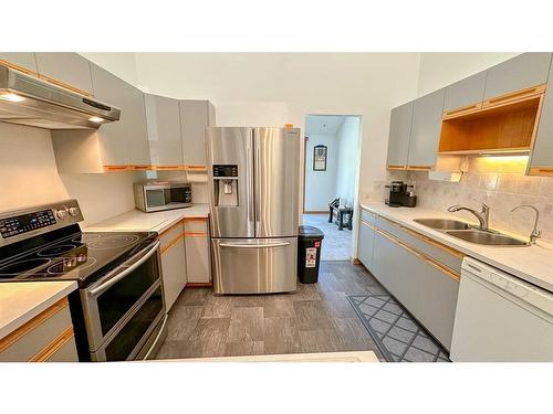 141 28319 Twp Rd 384, Red Deer County, Rural Red Deer County, AB - Indoor Photo Showing Kitchen With Double Sink