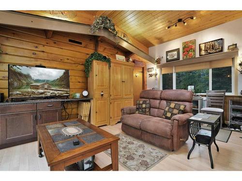 121-34408 Range Road 41, Rural Red Deer County, AB - Indoor Photo Showing Living Room