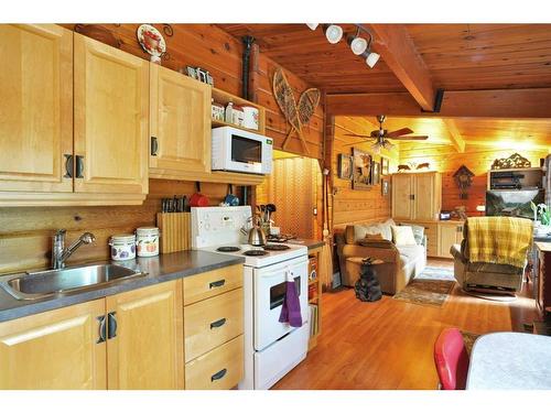 121-34408 Range Road 41, Rural Red Deer County, AB - Indoor Photo Showing Kitchen