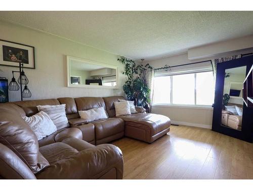 274066 Township Road 422, Rural Ponoka County, AB - Indoor Photo Showing Living Room