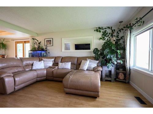 274066 Township Road 422, Rural Ponoka County, AB - Indoor Photo Showing Living Room