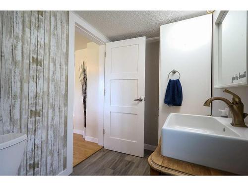 274066 Township Road 422, Rural Ponoka County, AB - Indoor Photo Showing Bathroom