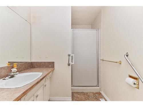 24 Anderson Close, Red Deer, AB - Indoor Photo Showing Bathroom