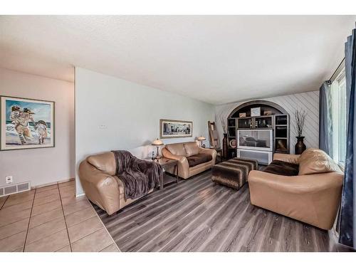 251057 Township Road 422, Rural Ponoka County, AB - Indoor Photo Showing Living Room