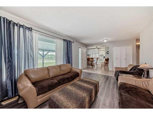 251057 Township Road 422, Rural Ponoka County, AB - Indoor Photo Showing Living Room