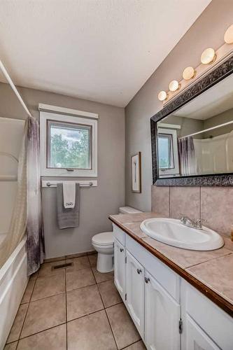 251057 Township Road 422, Rural Ponoka County, AB - Indoor Photo Showing Bathroom