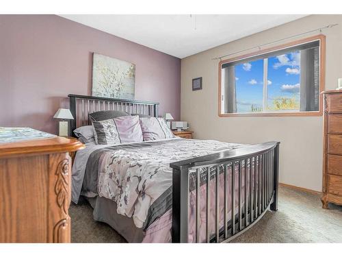 135 Keith Close, Red Deer, AB - Indoor Photo Showing Bedroom