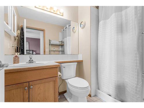 135 Keith Close, Red Deer, AB - Indoor Photo Showing Bathroom
