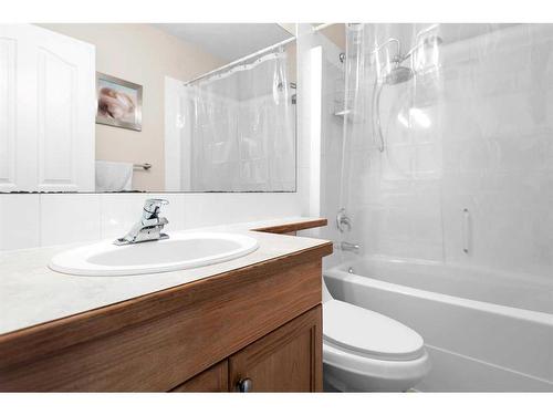 135 Keith Close, Red Deer, AB - Indoor Photo Showing Bathroom