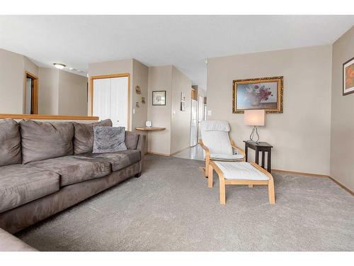 135 Keith Close, Red Deer, AB - Indoor Photo Showing Living Room