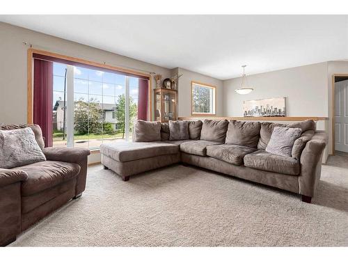 135 Keith Close, Red Deer, AB - Indoor Photo Showing Living Room