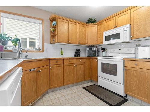 135 Keith Close, Red Deer, AB - Indoor Photo Showing Kitchen