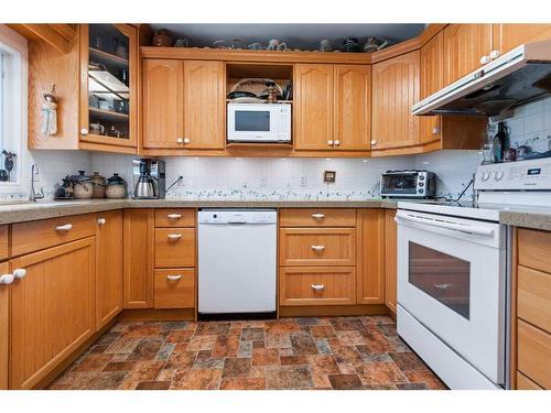 11 26575 Highway 11, Rural Red Deer County, AB - Indoor Photo Showing Kitchen