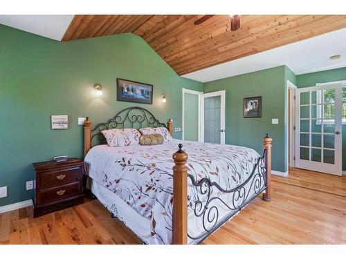 11 26575 Highway 11, Rural Red Deer County, AB - Indoor Photo Showing Bedroom