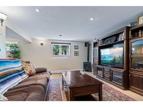 11 26575 Highway 11, Rural Red Deer County, AB - Indoor Photo Showing Living Room
