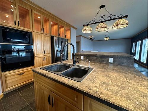 322-44101 Rnge Road 214 Beaver Road, Rural Camrose County, AB - Indoor Photo Showing Kitchen With Double Sink