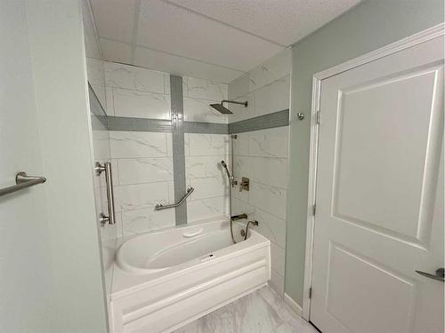 322-44101 Rnge Road 214 Beaver Road, Rural Camrose County, AB - Indoor Photo Showing Bathroom