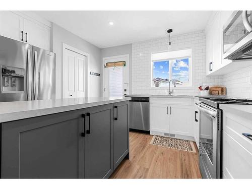 236 Thomlison, Red Deer, AB - Indoor Photo Showing Kitchen With Stainless Steel Kitchen With Upgraded Kitchen