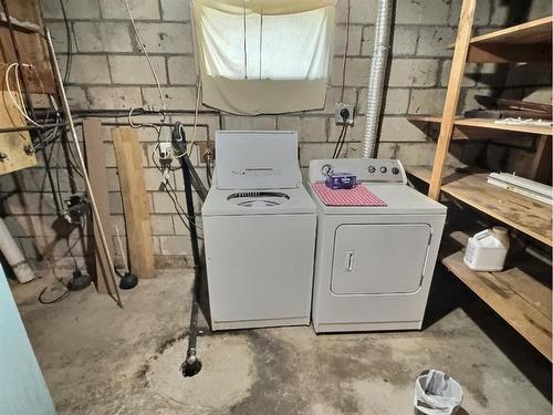 5420 54 Street, Ponoka, AB - Indoor Photo Showing Laundry Room