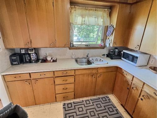 5420 54 Street, Ponoka, AB - Indoor Photo Showing Kitchen With Double Sink