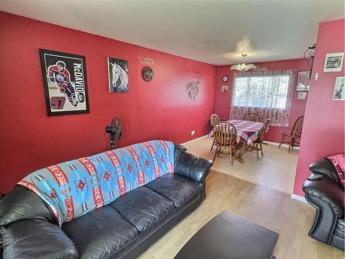 5420 54 Street, Ponoka, AB - Indoor Photo Showing Living Room