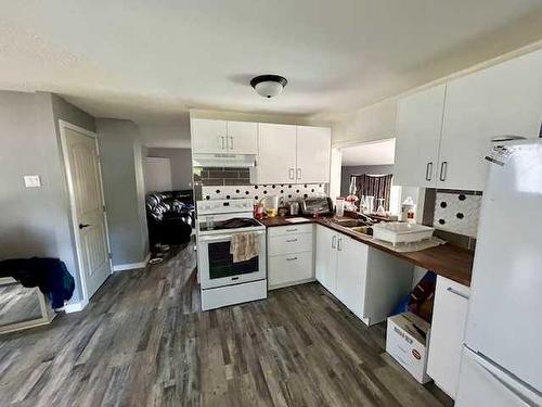 201 Mcleod St, Ferintosh, AB - Indoor Photo Showing Kitchen