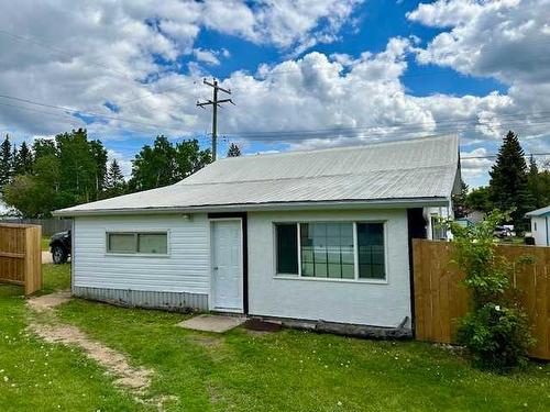 201 Mcleod St, Ferintosh, AB - Outdoor