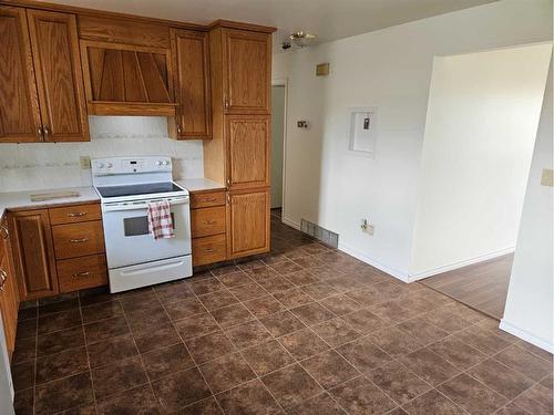 15 Railway Avenue, Haynes, AB - Indoor Photo Showing Kitchen