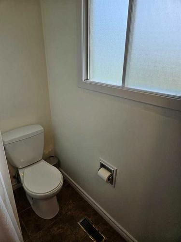 15 Railway Avenue, Haynes, AB - Indoor Photo Showing Bathroom