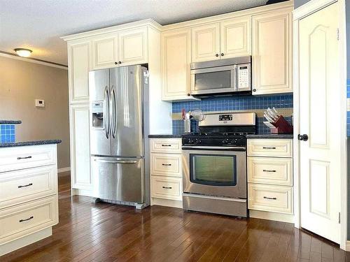 30 Country, Clive, AB - Indoor Photo Showing Kitchen