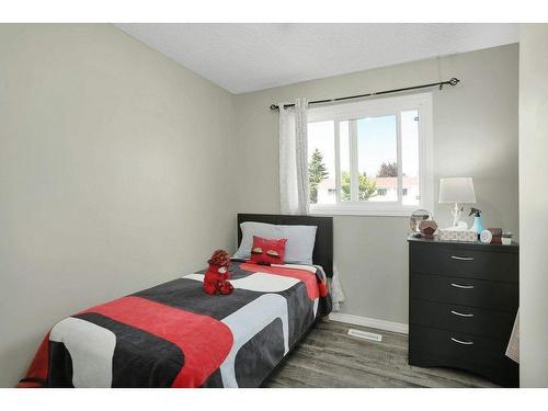 D2-35 Nash Street, Red Deer, AB - Indoor Photo Showing Bedroom