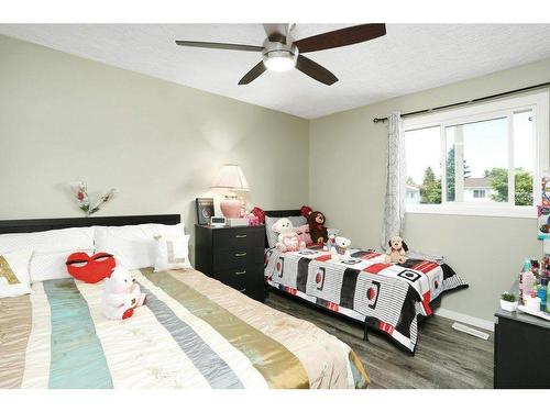 D2-35 Nash Street, Red Deer, AB - Indoor Photo Showing Bedroom