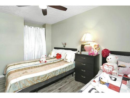 D2-35 Nash Street, Red Deer, AB - Indoor Photo Showing Bedroom