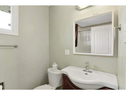 D2-35 Nash Street, Red Deer, AB - Indoor Photo Showing Bathroom