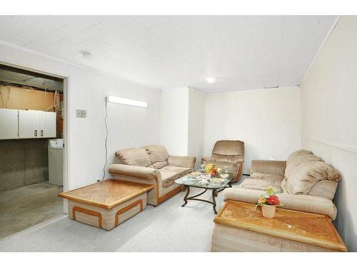 D2-35 Nash Street, Red Deer, AB - Indoor Photo Showing Living Room