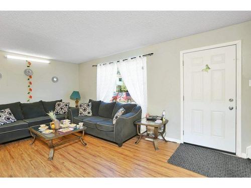 D2-35 Nash Street, Red Deer, AB - Indoor Photo Showing Living Room