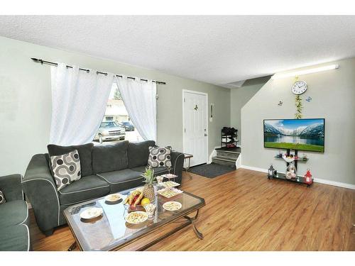 D2-35 Nash Street, Red Deer, AB - Indoor Photo Showing Living Room